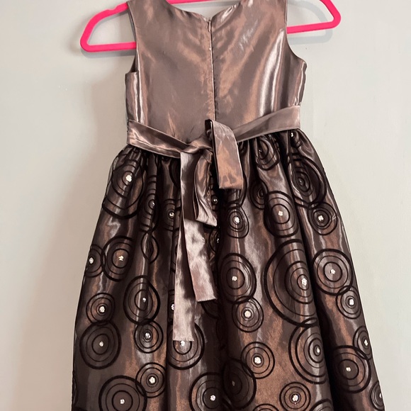 SELLING DRESS For GIRL SIZE 7 COLOR SATIN GRAY PRE-OWNED CONDITION EMBROIDERED - Picture 4 of 10